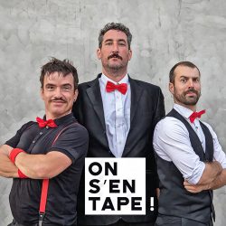 3 hommes en tenue habillée posent pour une photo de troupe.