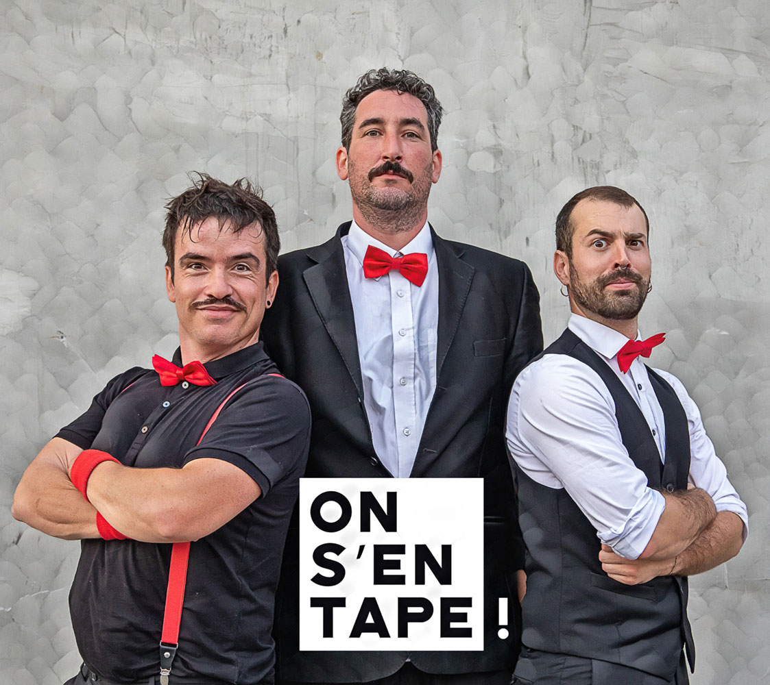 3 hommes en tenue habillée posent pour une photo de troupe.