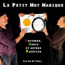 Un homme et une femme de chaque côté, tiennent un grand livre de recette ouvert.