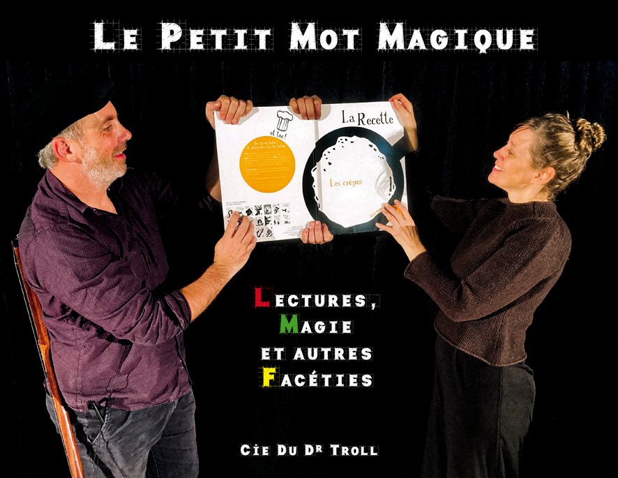 Un homme et une femme de chaque côté, tiennent un grand livre de recette ouvert.