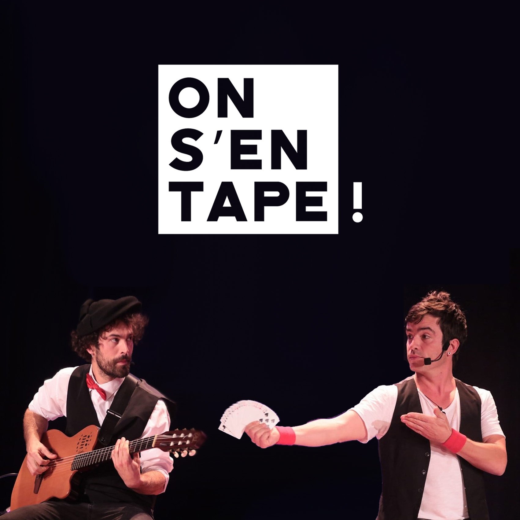Un guitariste et un musicien tenant un éventail de carte dans la main se regardent
