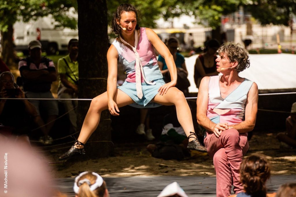 2 femmes assisent en suspension discutent ensemble.