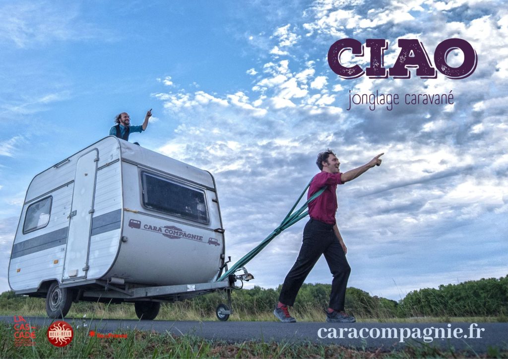 Affiche du spectacle "CIAO". Un homme est assis sur le toit d'une caravane pendant qu'un autre la tire avec des sangles qu'il a enfilé comme des bretelles.