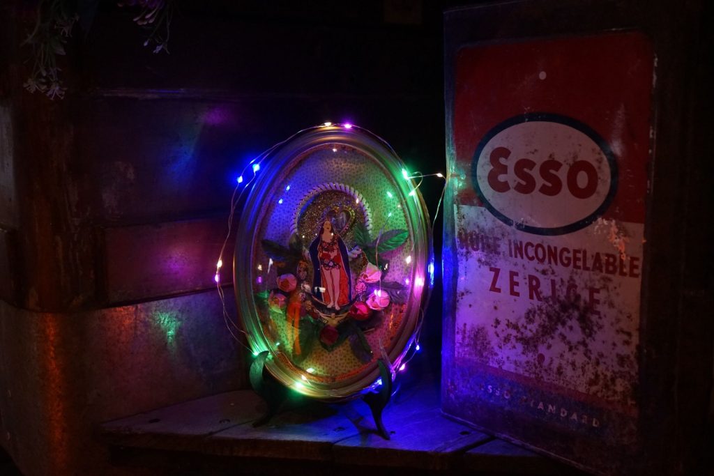 icone et boite en fer entourées d'une guirlande lumineuse.