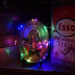 icone et boite en fer entourées d'une guirlande lumineuse.