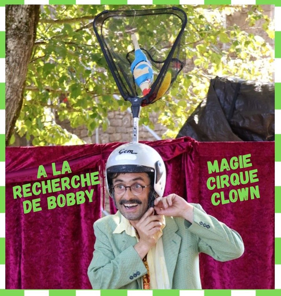 Un homme en costume et casque customisé avec une épuisette. Derrière lui un rideau de scène et un arbre.