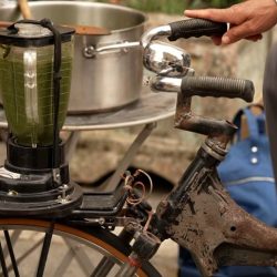 On voit lz roue avant d'un vélo réchaud permettant de faire de la soupe.