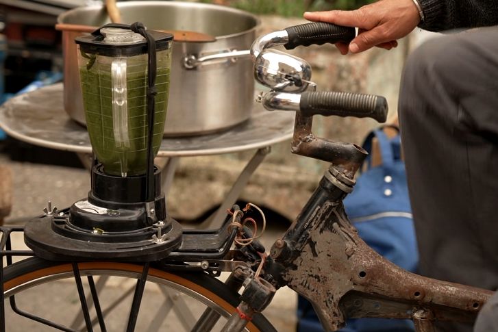 On voit lz roue avant d'un vélo réchaud permettant de faire de la soupe.