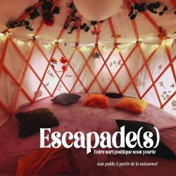 Affiche "Escapade(s)" présentant l'intérieur d'une yourte rose avec quelques coussins et ombres de formes enfantines.