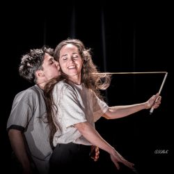 2 circassiennes s'enlacent, sur scène, entourées d’une corde de diabolo.