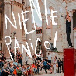 Affiche du spectacle Niente Panico ! de la cie Garuskji. Un homme devant une assemblée sur une place de style italien.