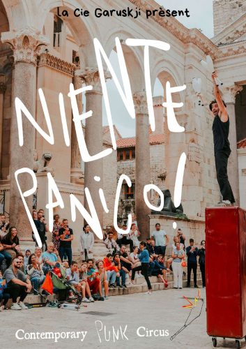 Affiche du spectacle Niente Panico ! de la cie Garuskji. Un homme devant une assemblée sur une place de style italien.