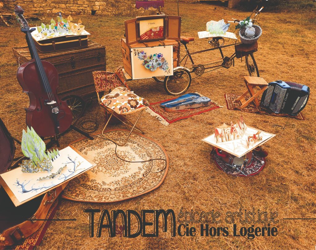 Affiche "Tandem épicerie artistique" extérieur d'une bâtisse où sont disposés des meubles anciens et des instruments de musique.