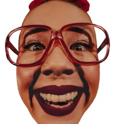 Gros plan du visage de Clara.